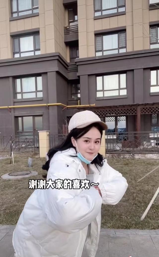 千万网红“可爱屁”露脸翻车？撞脸赵本山女儿，网友：还不如不露  可爱屁 第2张