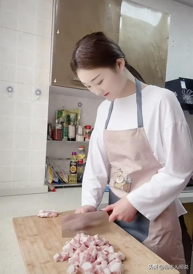 陈亚男与妈妈挖荠菜做包子，手法娴熟制作精美，妈妈直言太好吃了